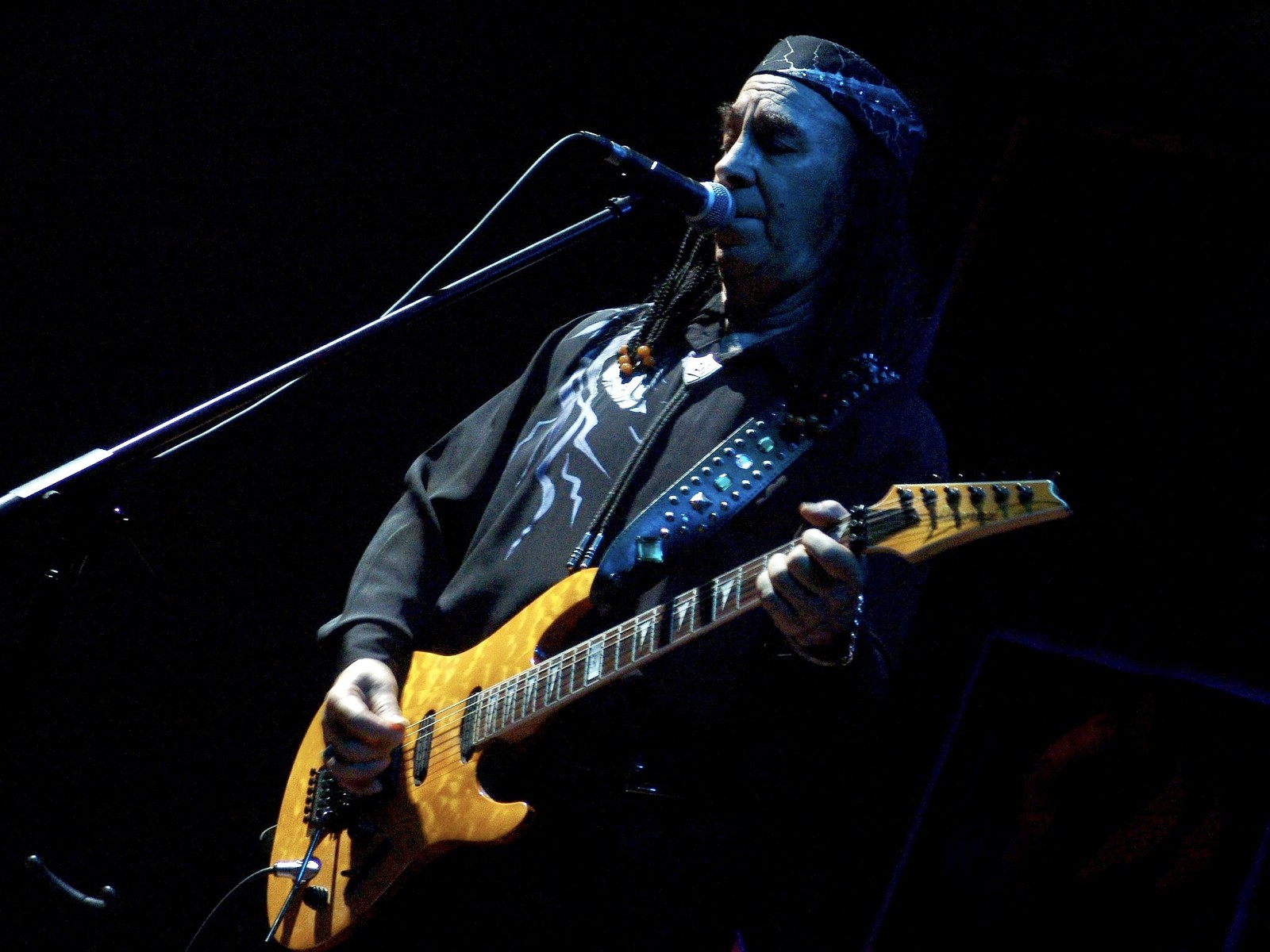 Erkin Koray live performance